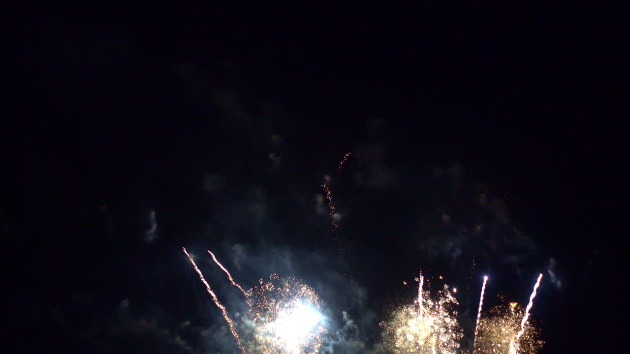 Splendido spettacolo astratto e colorato di fuochi d'artificio nel cielo notturno, simbolo di festa e anniversario di Capodanno per lo sfondo