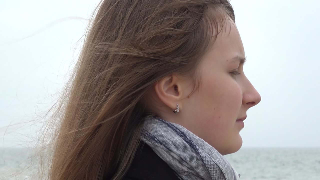La ragazza guarda il mare. Riprese sulla spiaggia