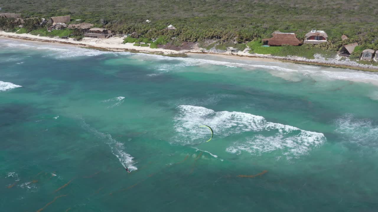 kitesurfer profesional en aguas turquesas del caribe de tulum, méxico