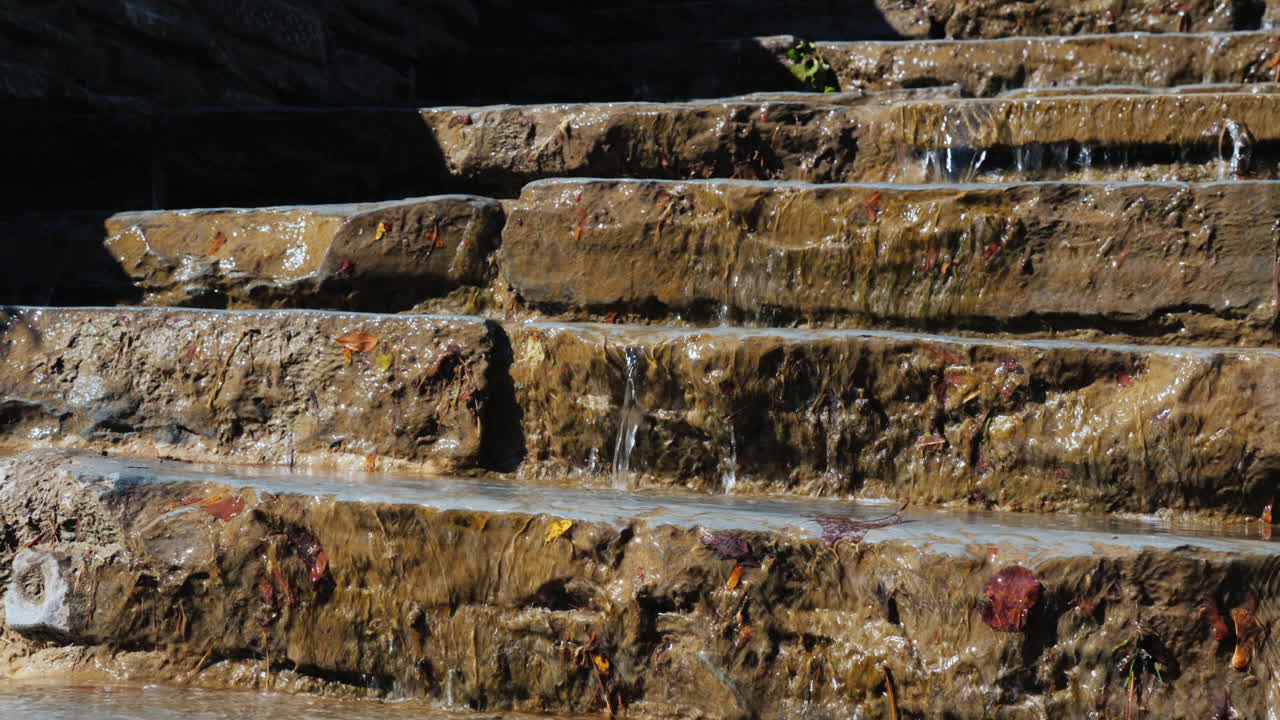 물이 돌계단 아래로 흐른다