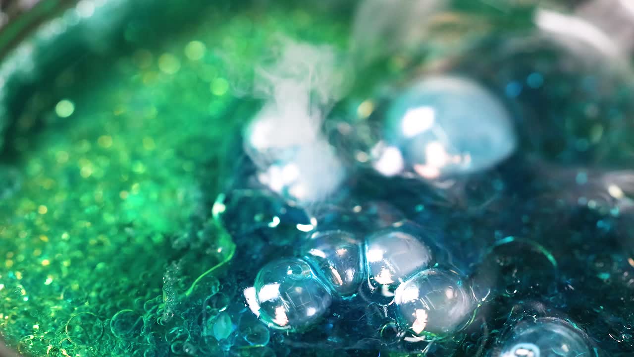 활기찬 초록색과 파란색으로 거품이 어지는 액체 역학