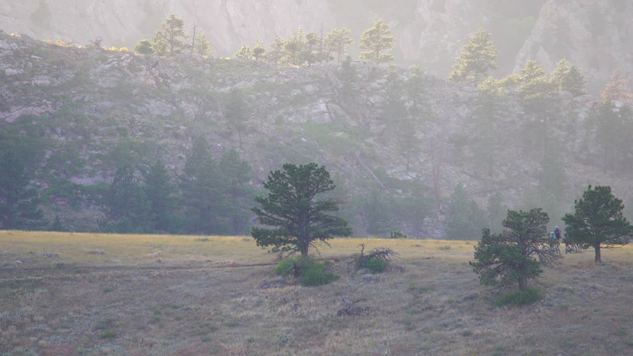 콜로라도 산에서 자전거 타는 사람