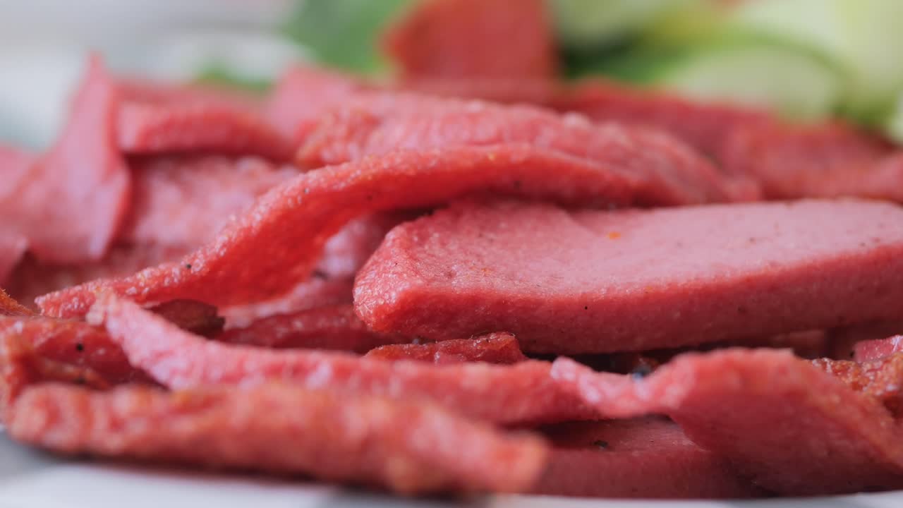 Fried luncheon meat with cucumber