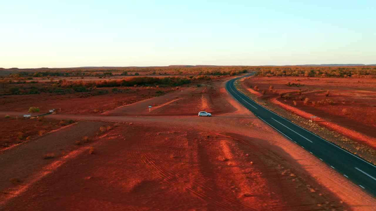 estrecha carretera en medio del desierto en la ciudad de alice springs, territorio del norte, australia