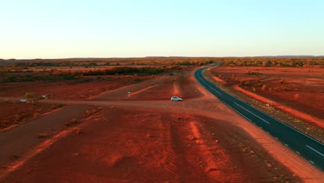 Estrecha-Carretera-En-Medio-Del-Desierto-En-La-Ciudad-De-Alice-Springs,-Territorio-Del-Norte,-Australia