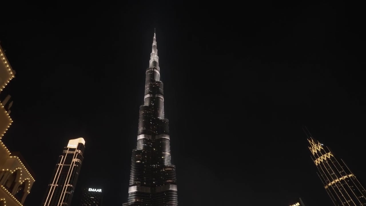 Vista notturna del Burj Khalifa e dell'area della Fontana di Dubai