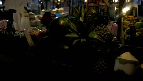 Mirando-Las-Frutas-En-El-Mercado-Nocturno-De-Bangkok