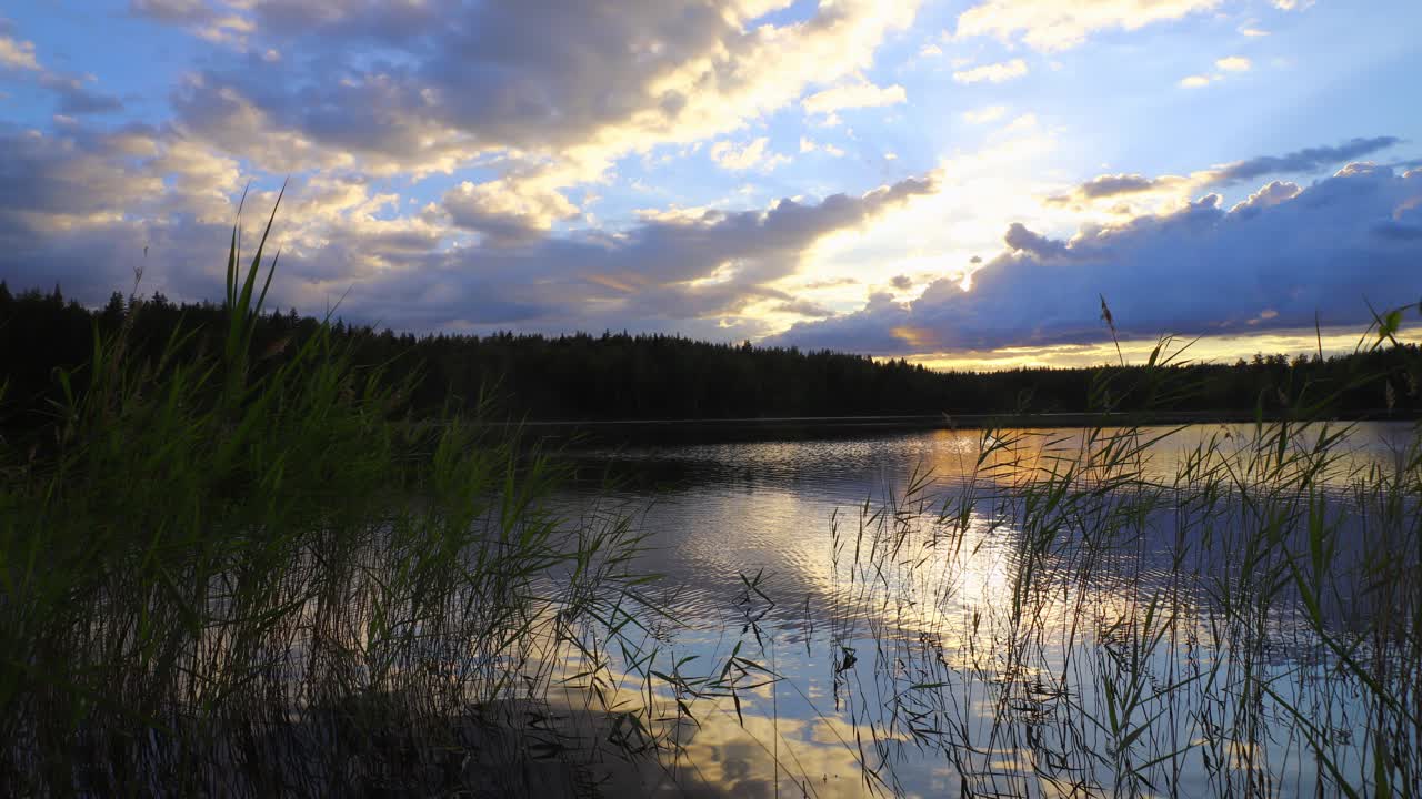 lapso de tiempo del paisaje del lago con nubes que se acumulan rápidamente al atardecer