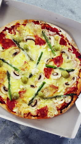pizza al horno con aderezos de verduras