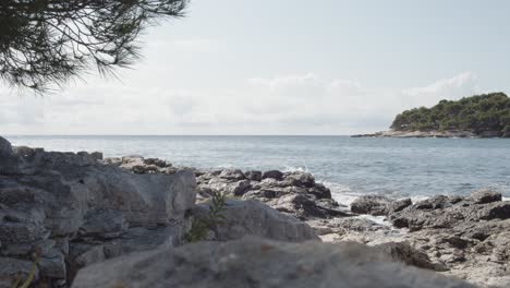 Szenische-Weite-Aufnahme-Der-Kroatischen-Felsküste-Mit-Krachenden-Wellen-Bei-Schönem-Wetter-Mit-Blauem-Himmel