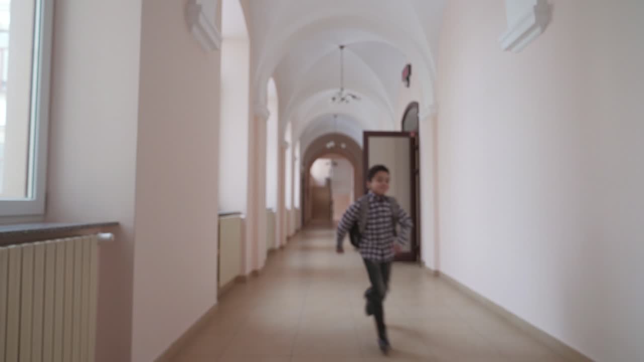 학교 동료들이 복도를 달리고 있습니다.