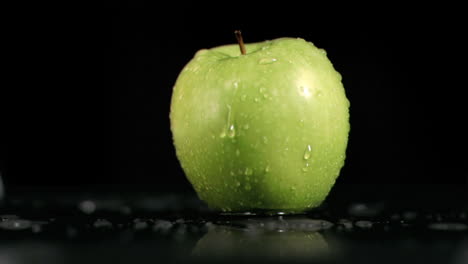 agua corriendo por una manzana en súper cámara lenta
