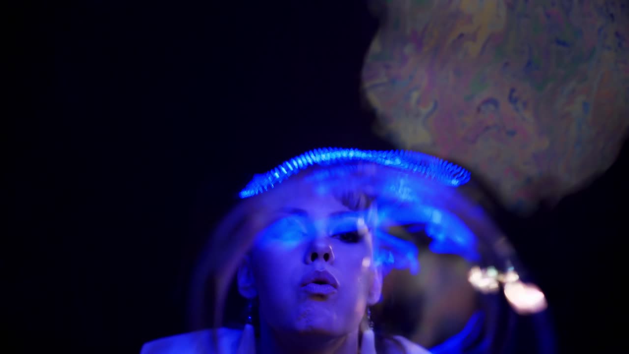 close-up chica linda hace trucos con burbujas de jabón ella sopla burbuja de su mano en la dirección de la cámara