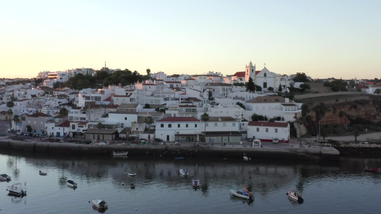 드론은 일몰 동안 아라데 강에 정박된 보트 위를 공전하고, 장엄한 포르투갈 해안가 마을 페라구도를 배경으로, 공중