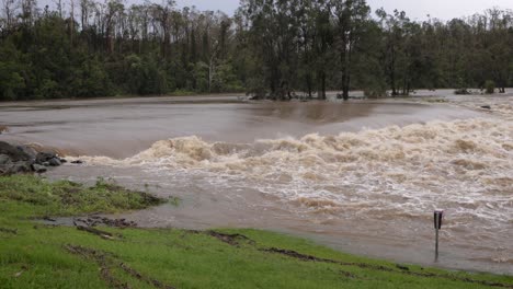 coomera, gold coast, 2 de enero de 2024 - la calzada del río coomera bajo las aguas de inundación de las tormentas de 2024 en enero