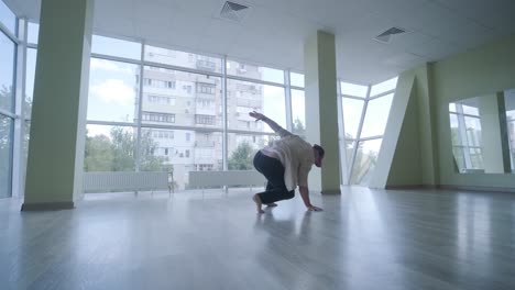 hombre bailando breakdance en un estudio moderno
