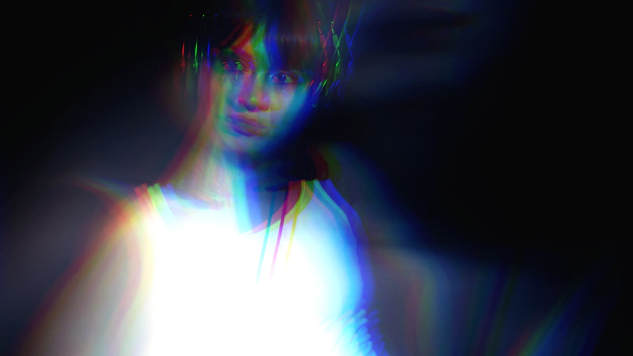 mujer joven bailando 08