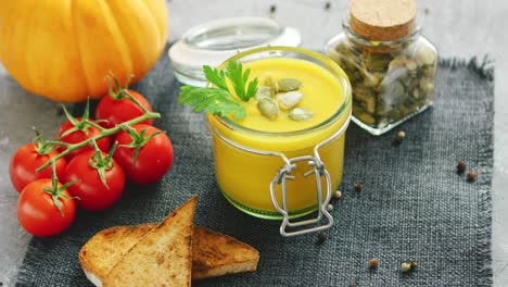 Cremige-Kürbissuppe-Im-Glas-Mit-Brot-Und-Tomaten