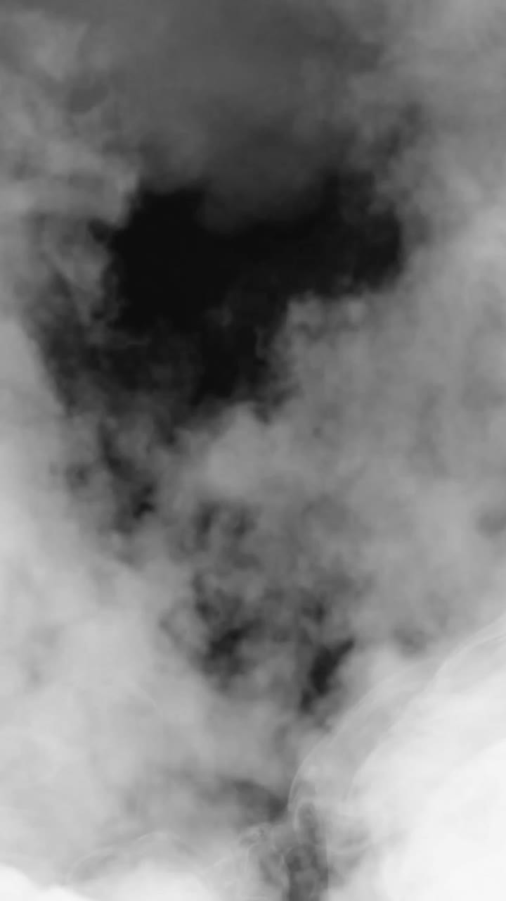 Una colonna di fumo o inchiostro scuro e turbolento si solleva attraverso una nebbia più chiara. Una sovrapposizione verticale per creare effetti drammatici, spettrali o astratti