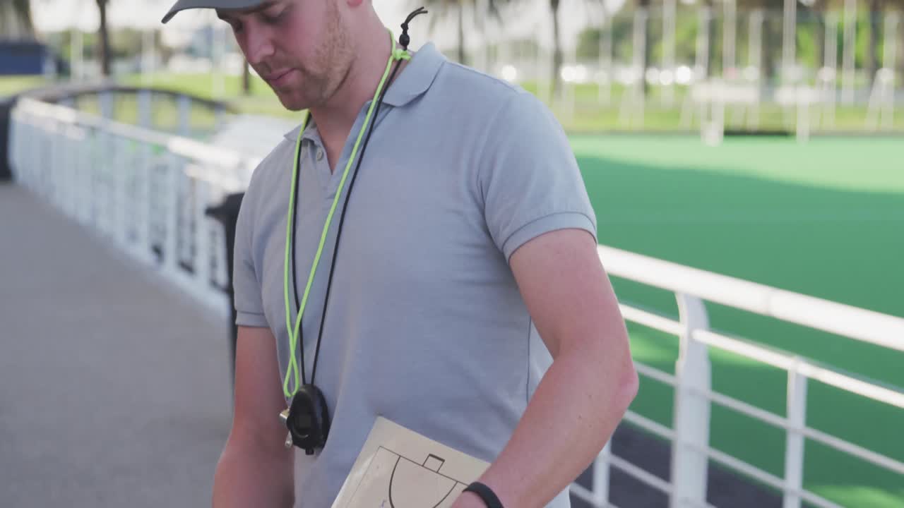 하키 코치 가 게임 계획 을 설명 하고 있다