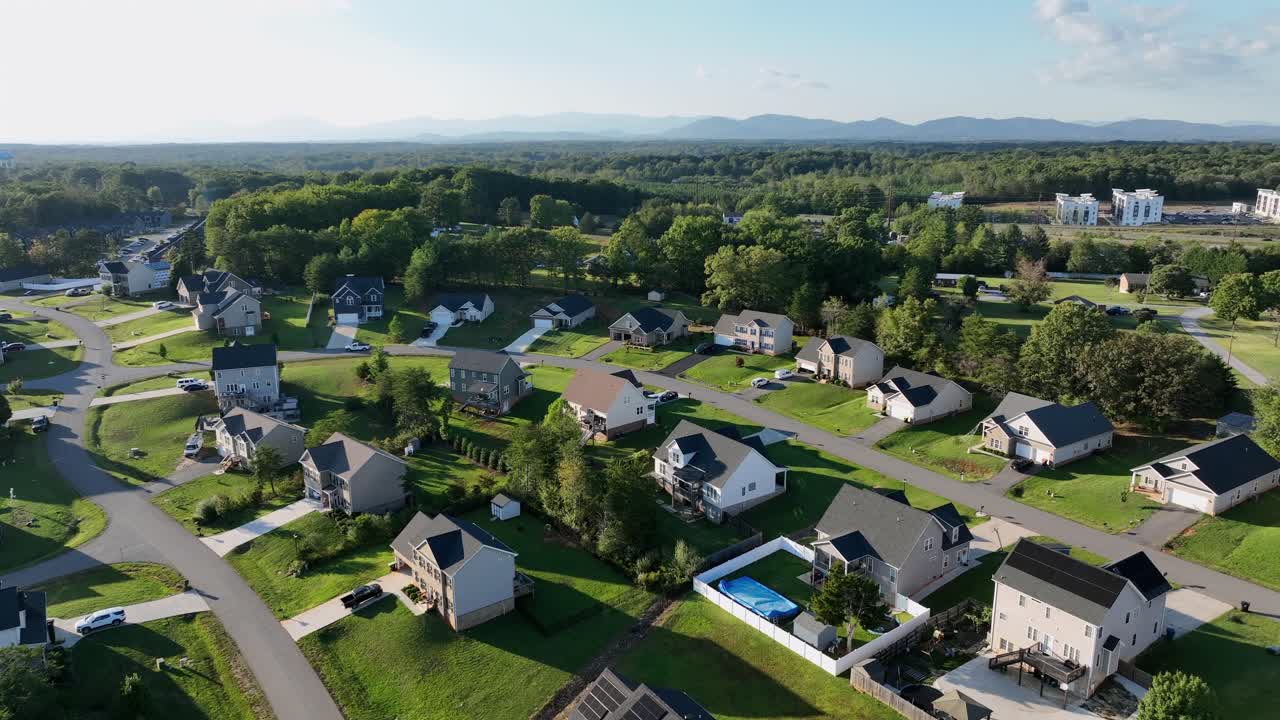 Maisons unifamiliales à deux étages avec des panneaux solaires sur le toit dans la banlieue verte de la ville. Prise de vue aérienne ascendante et large. Quartier de banlieue américain en automne. Vue panoramique. Calme et tranquillité aux États-Unis.