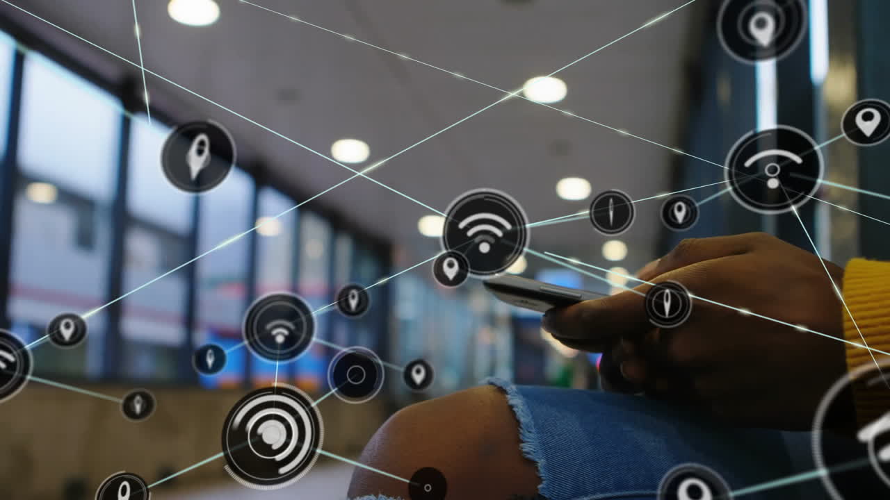 sosteniendo un teléfono inteligente, persona rodeada de iconos de red y animación de conexiones
