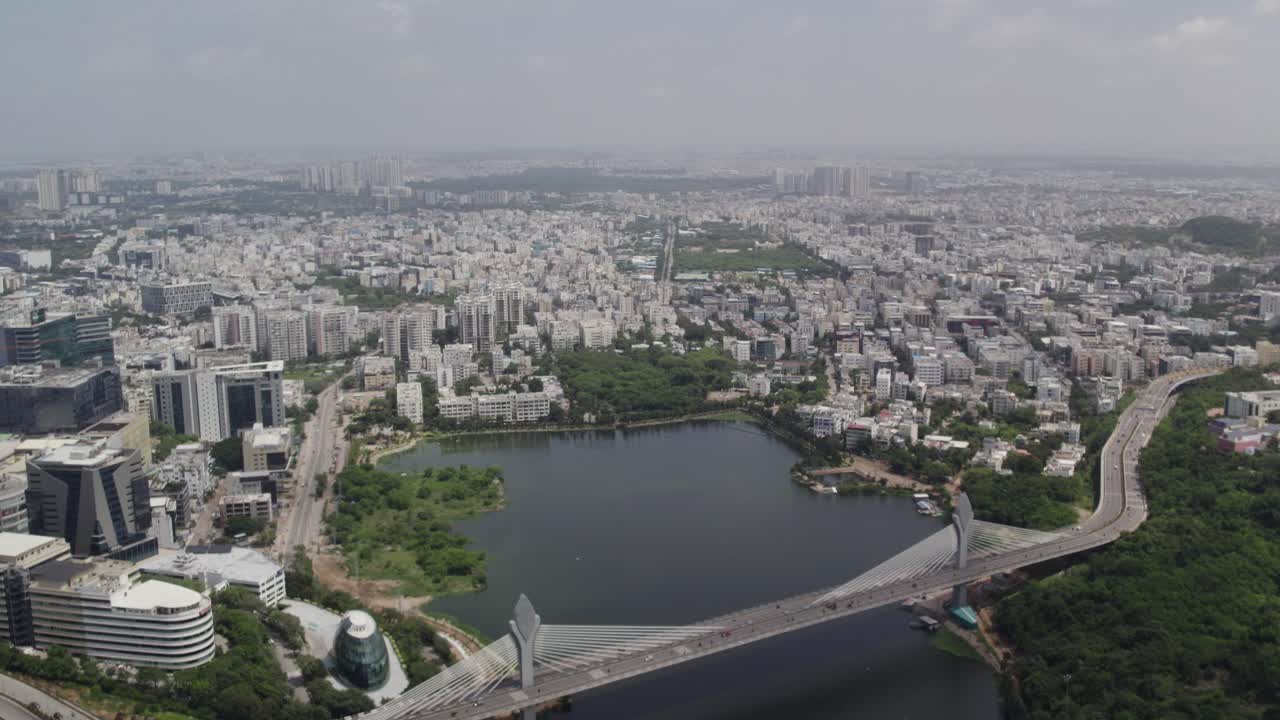 las imágenes de drones muestran el puente de cable durgam cheruvu, que conecta jubilee hills y madhapur en la ciudad de hyderabad, india, en el lago durgam cheruvu