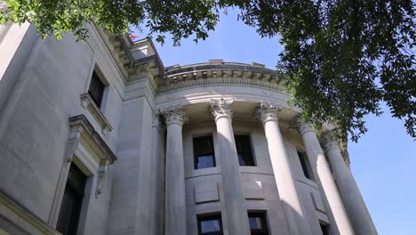 Mississippi-State-Capitol-building-in-Jackson,-Mississippi-with-tilt-up-from-side-view