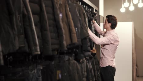hombre intentando una chaqueta en una tienda de ropa