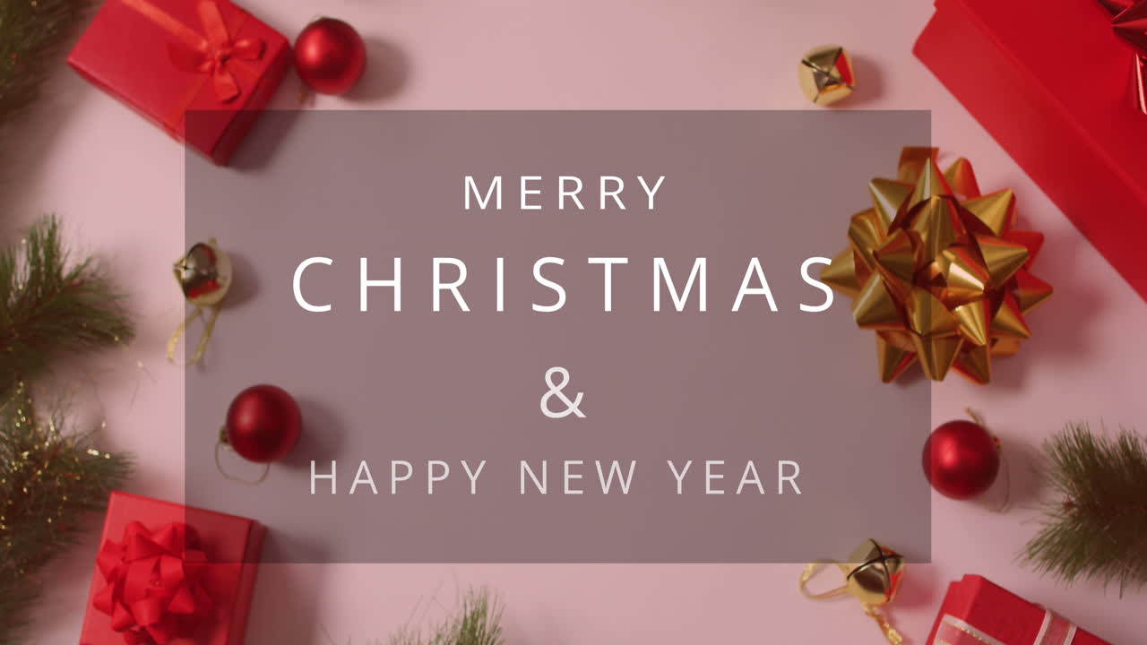 animación de feliz navidad y texto de año nuevo, bolas, cajas de regalos y hojas en la mesa