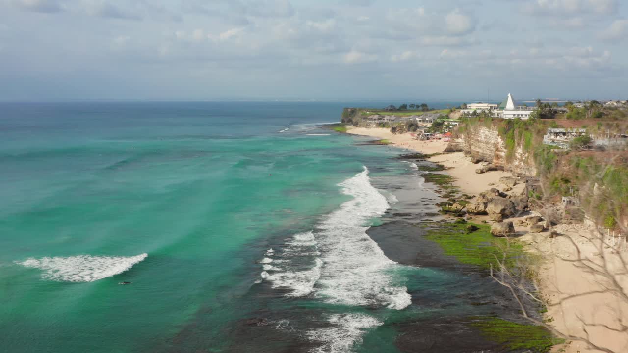 Splendido paesaggio costiero di una spiaggia tropicale con onde da surf e scogliere.