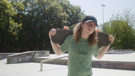 un chico caucásico en el parque de skate.