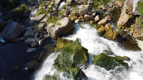 Luftaufnahme-Von-Oben-Nach-Unten-Auf-Das-Wasser,-Das-Den-Wasserfall-Der-Georgian-Bay-Hinunterströmt