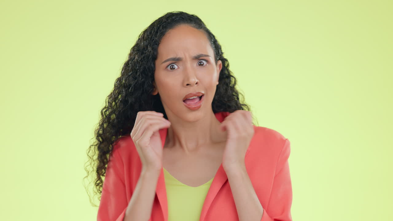 choque, cara y una mujer escuchando chismes