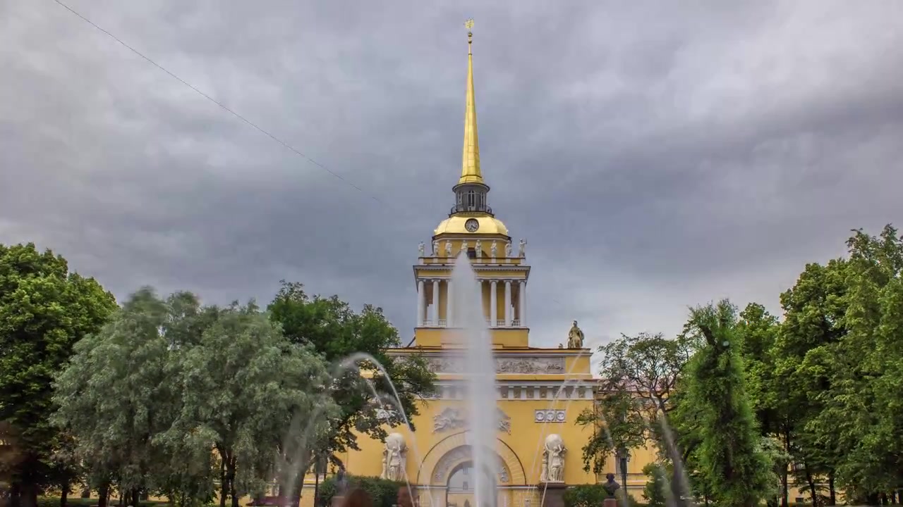 A fonte na entrada principal do edifício do Almirantado em timelapse hyperlapse em um dia de verão nublado em São Petersburgo. Pessoas caminhando ao redor.