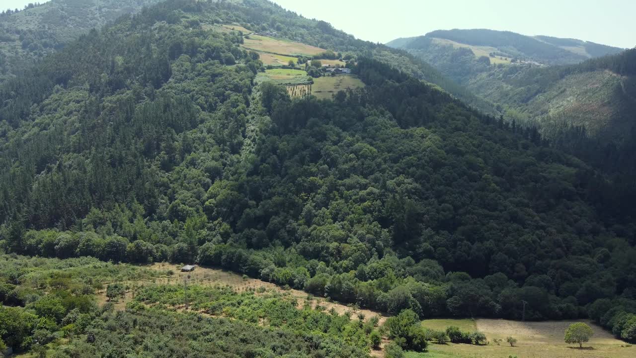 vista aérea de enormes montañas verdes en asturias, españa