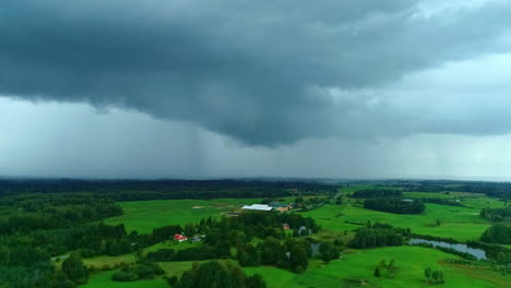 lluvia lejana y nubes de tormenta oscuras sobre los campos verdes