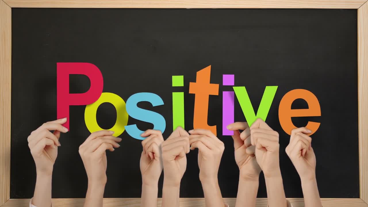 긍정적 인 손을 들고