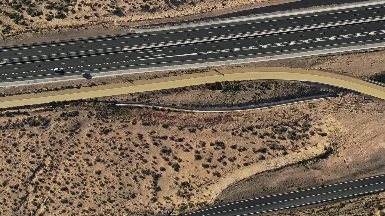 Vista aerea di Fuerteventura che mostra strada e paesaggio desertico