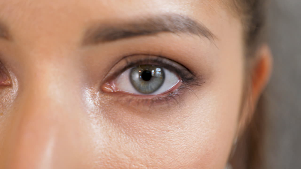 눈 메이크업 을 한 여자 의 얼굴 의 클로즈업