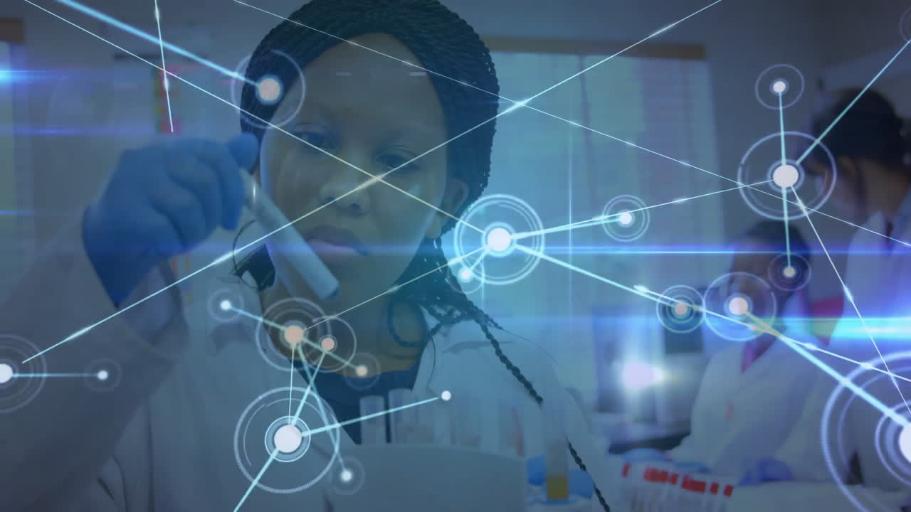 red de conexiones y animación de procesamiento de datos sobre el científico en el laboratorio