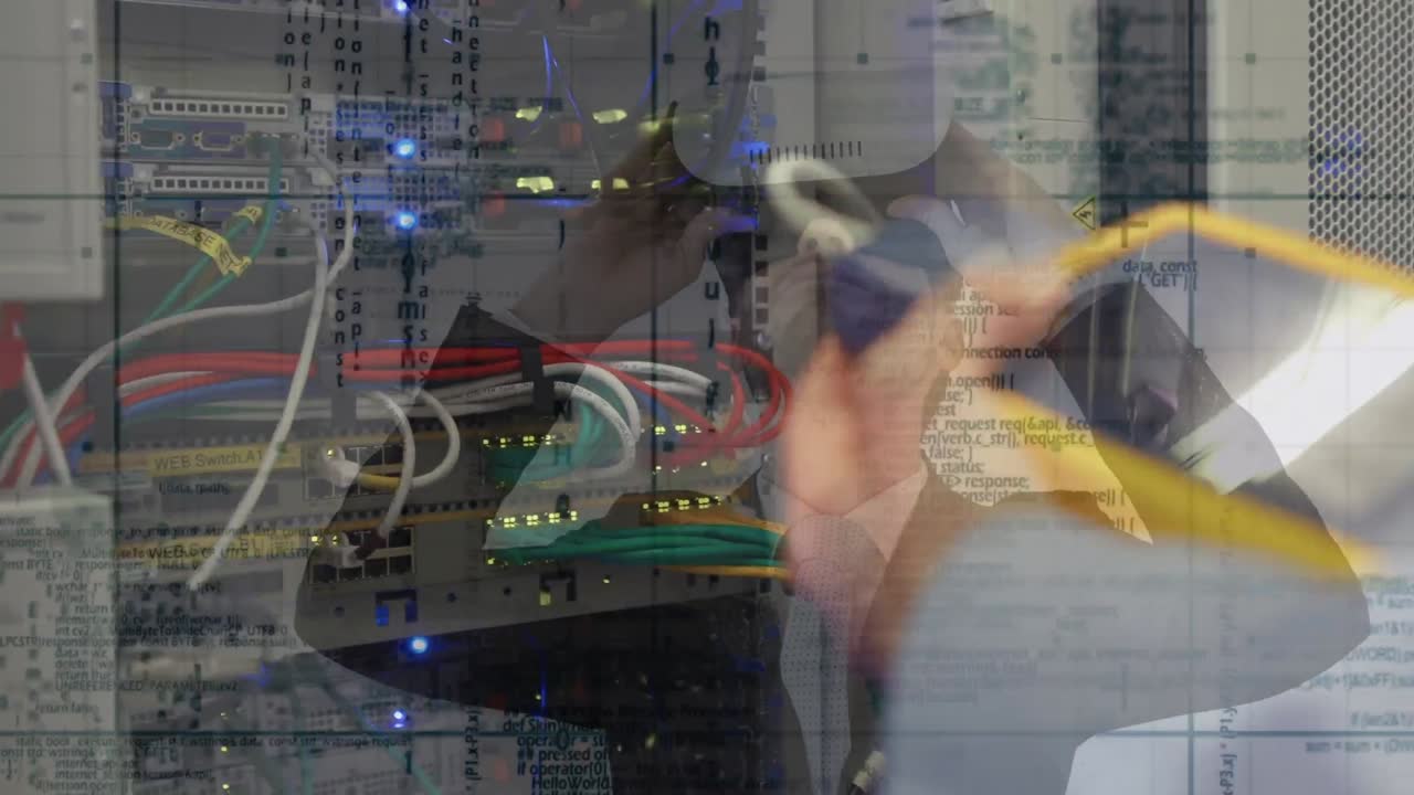 animación del procesamiento de datos sobre técnico informático masculino caucásico y servidores informáticos