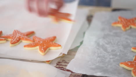 imágenes de una mujer caucásica haciendo galletas de estrellas de mar