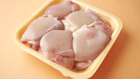muslos de pollo crudos en envases