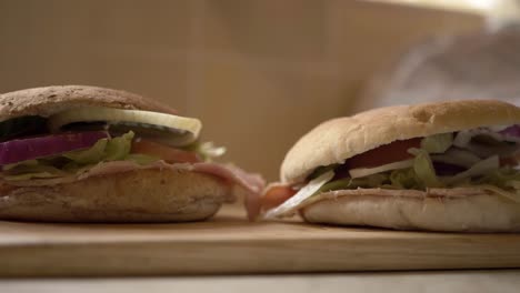 dos sándwiches de ensalada de jamón preparados de cerca toma panorámica