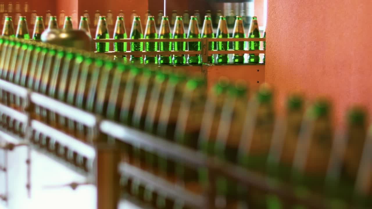 맥주 공장 에 있는 맥주 병 생산 라인. 컨베이어 벨트 에 있는 초록색 병