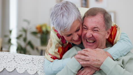 amor, feliz o vieja pareja abrazo en la sala de estar de la casa
