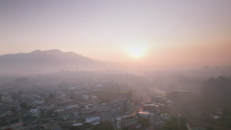 imágenes aéreas que vuelan a través de la niebla matutina de un hermoso amanecer en san juan ostuncaclo, guatemala