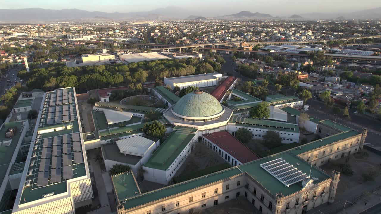 멕시코 시티에 있는 레컴베리 역사 감옥의 궤도 드론 샷