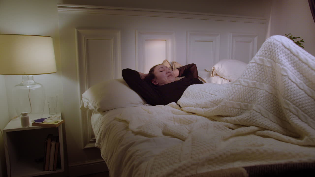 잠을 자려고 하는 여자